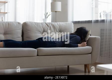 Erschöpft Millennial asiatisch koreanisch Frau schlafen auf Sofa. Stockfoto