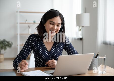 Glückliche koreanische Frau in Headset in Videoanruf Gespräch beteiligt. Stockfoto