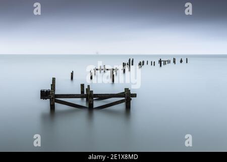 Der alte Pier in Swanage mit Ölsteg in der Entfernung Stockfoto