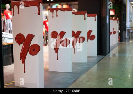 Prozentzeichen am Eingang des Ladens, die saisonale Rabatte kennzeichnen Verkaufskonzept echtes Leben. Einkaufszentrum Stockfoto