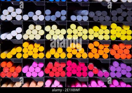 Bunte Pastellkreiden Kunstspeicher in Holzzellen. Kunstraum, Workshop, Kreativitätskonzept. Moderne Kunst. Stil abstrakter Hintergrund Stockfoto