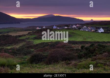 Blick auf den Sonnenuntergang in Allihies auf der Beara Halbinsel auf dem Wild Atlantic Way in West Cork in Irland. Stockfoto