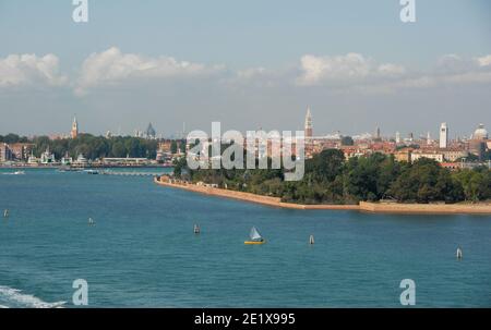 Panoramablick auf die Insel La Certosa und Isola di St. Elena am Eingang zum Venedig Italien Stockfoto