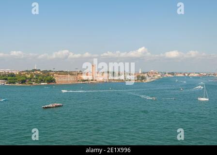 Panoramablick auf die Insel La Certosa und Isola di St. Elena am Eingang zum Venedig Italien Stockfoto