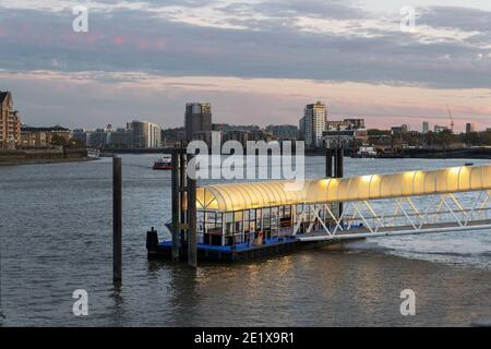 LONDON, ENGLAND - 3. NOVEMBER 2018: Einer der Londoner Passagierpiers an der Themse am Abend Stockfoto