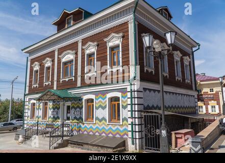 Russland, Irkutsk, August 2020: Café im russischen Stil. Russisches Restaurant, Tavernengebäude. Stockfoto