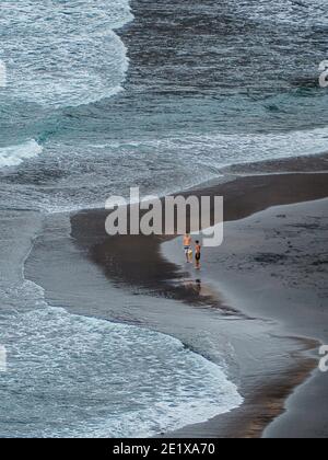 Spielen am Wasser auf der Vulkaninsel Teneriffa. Stockfoto