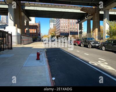 Brooklyn, NY, USA - 9. Januar 2021: Unter der Williamsburg Bridge bei Wythe und S 6th Street Stockfoto