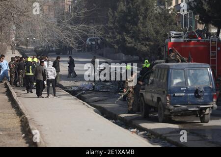 Kabul, Afghanistan. Januar 2021. Afghanische Sicherheitskräfte inspizieren den Ort einer Explosion in Kabul, der Hauptstadt Afghanistans, 10. Januar 2020. Drei Menschen wurden als tot und ein weiterer verletzt bestätigt, als am Sonntag ein Fahrzeug in Kabul von einer Explosion getroffen wurde, sagte der Sprecher des Innenministeriums Tareq Arian. Quelle: Xinhua/Alamy Live News Stockfoto