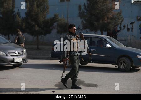 Kabul, Afghanistan. Januar 2021. Ein afghanisches Sicherheitskräfte-Mitglied geht am Ort einer Explosion in Kabul, der Hauptstadt Afghanistans, 10. Januar 2020. Drei Menschen wurden als tot und ein weiterer verletzt bestätigt, als am Sonntag ein Fahrzeug in Kabul von einer Explosion getroffen wurde, sagte der Sprecher des Innenministeriums Tareq Arian. Quelle: Xinhua/Alamy Live News Stockfoto