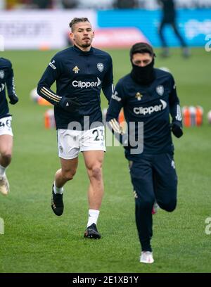 Crawley, Großbritannien. Januar 2021. Kalvin Phillips von Leeds United erwärmt sich während des FA Cup 3. Runde Spiel zwischen Crawley Town und Leeds United, das Spiel war hinter verschlossenen Türen ohne Unterstützer aufgrund der aktuellen COVID-19 Pandemie Regierung Sperre im People's Pension Stadium, Crawley, England am 10. Januar 2021. Foto von Liam McAvoy/Prime Media Images. Kredit: Prime Media Images/Alamy Live Nachrichten Stockfoto