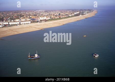 Luftaufnahme von Selsey Beach mit einem Fischerboot, das im Meer verankert ist. Stockfoto