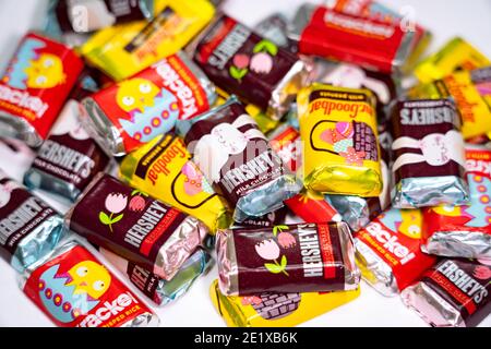 Verschiedene Hershey's Miniaturen Süßigkeiten Bars auf weißem Hintergrund. Stockfoto