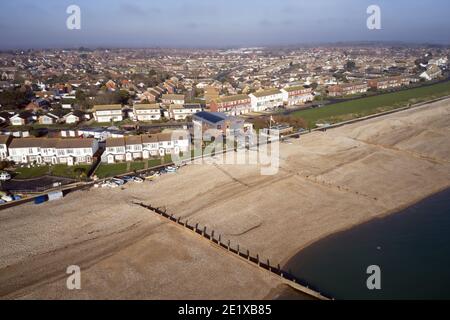 Luftaufnahme der RNLI Rettungsbootstation am East Beach in Selsey England. Stockfoto