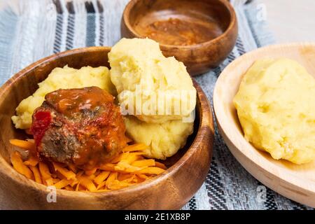 Platte von Ugali Nshima beliebtesten Gericht in Sambia. Selektiver Fokus Stockfoto