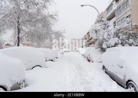 Geparkte Autos von Schnee bedeckt Stockfoto