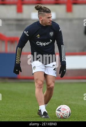 Crawley, Großbritannien. Januar 2021. Kalvin Phillips von Leeds United erwärmt sich vor dem FA Cup Spiel im People's Pension Stadium, Crawley Bild von Nigel Bramley/Focus Images/Sipa USA 07827818829 10/01/2021 Kredit: SIPA USA/Alamy Live News Stockfoto