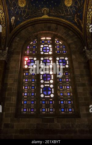 Jerusalem, Israel - 17. Dezember 2020: Ein Glasfenster in der Kirche aller Völker, in Gethsemane, Jerusalem, Israel Stockfoto