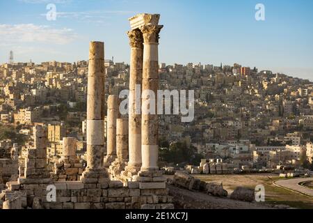 Atemberaubende Aussicht auf die alten Ruinen in der Zitadelle Amman, Jordanien. Die Zitadelle Amman ist eine historische Stätte im Zentrum der Innenstadt von Amman, Jordanien Stockfoto