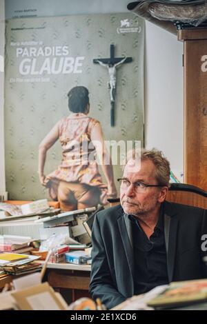 Porträt des österreichischen Filmregisseurs Ulrich Seidl in seinem Wiener Büro Stockfoto