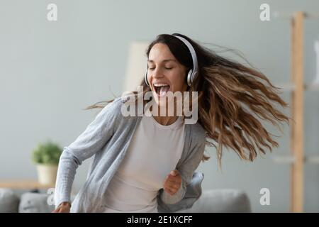 Nahaufnahme überglücklich Frau trägt Kopfhörer tanzen, Musik hören Stockfoto