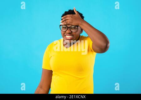 Kranke Afrikanische Frau Mit Fieber Berühren Stirn Über Blauen Hintergrund Stockfoto