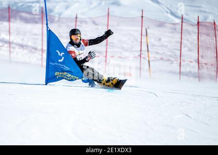 Scuol, Schweiz. Januar 2021. 09.01.2021, Scuol, Alpin Worldcup, FIS Snowboard Alpin Worldcup Scuol, LOGINOV Dmitry (RUS) Quelle: SPP Sport Pressefoto. /Alamy Live Nachrichten Stockfoto