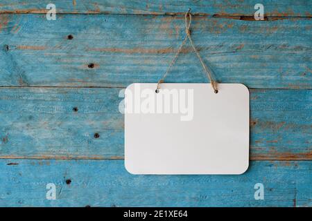 Blanko-Schild hängt an blauen Holzplanken Wand, freie Kopie Platz Stockfoto