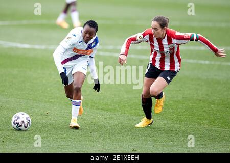 Bilbao, Spanien. Januar 2021, 06. Thembi Kgatlana von SD Eibar konkurriert um den Ball mit Ainhoa Vicente von Atletic Club während der La Liga Iberdrola ma Stockfoto