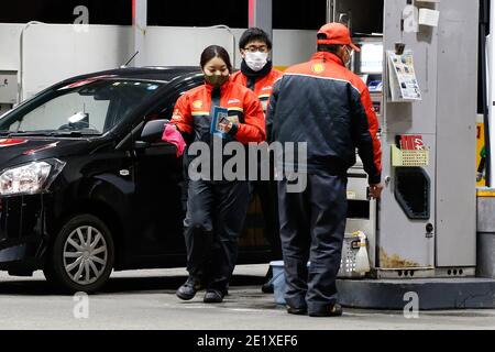 Tokio, Japan. Januar 2021. Mitarbeiter von Showa Shell Sekiyu K.K. Tankstelle mit Masken als vorbeugende Maßnahme gegen die Ausbreitung von covid-19. Die Stadtverwaltung von Tokio berichtete am Sonntag über 1,494 neue Fälle des Coronavirus, 774 von Samstag an. Kredit: SOPA Images Limited/Alamy Live Nachrichten Stockfoto