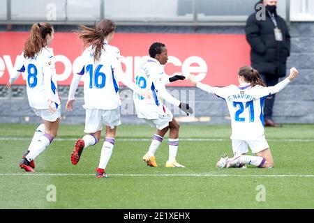 Bilbao, Spanien. Januar 2021, 06. Sara Navarro feiert mit seinen Teamkollegen nach dem Tor zum Eröffnungstreffer während des La Liga Iberdrola-Spiels dazwischen Stockfoto