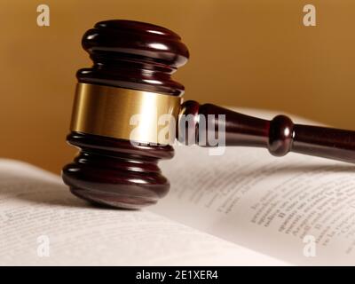 Geöffnete juristische Bücher mit Hammer auf Holztisch, Rechtskonzept Stockfoto