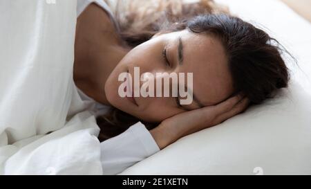 Nahaufnahme friedliche Frau schlafen mit der Hand unter der Wange Stockfoto