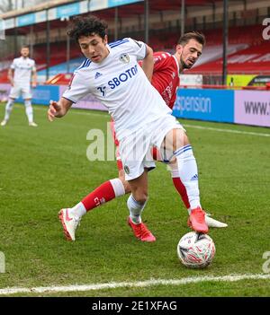 Crawley, Großbritannien. Januar 2021. Ian Poveda von Leeds United und George Francomb Kapitän von Crawley Town Kampf um den Ball während der FA Cup-Spiel im People's Pension Stadium, Crawley Bild von Nigel Bramley/Focus Images/Sipa USA 07827818829 10/01/2021 Kredit: SIPA USA/Alamy Live News Stockfoto