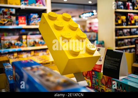 Bangkok, Thailand - 9. Januar 2021 : EIN riesiger gelber Lego-Stein auf einem Regal in einer Spielzeugabteilung in einem Kaufhaus. Stockfoto