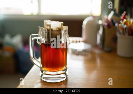 Zubereitung Gießen über Kaffee in einem Bierkrug zu Hause Stockfoto