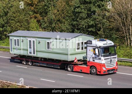 Hi-Line Caravan Transport Ltd; Static Caravan auf Tieflader, Übergröße breite Lasten, abnorme Transportunternehmer, unteilbare Übergröße breite Ladung, spezialisierte Transporter, Mercedes Benz Actros spezielle Transportfahrzeuge auf der M61 Autobahn, Großbritannien Stockfoto
