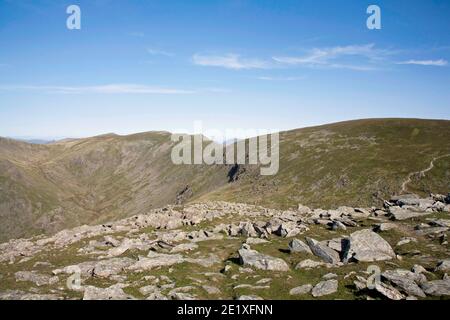 Der Grat, der vom alten Mann von Coniston in Richtung führt Swirl wie von Dow Crag aus gesehen Lake District Coniston Cumbria England Stockfoto