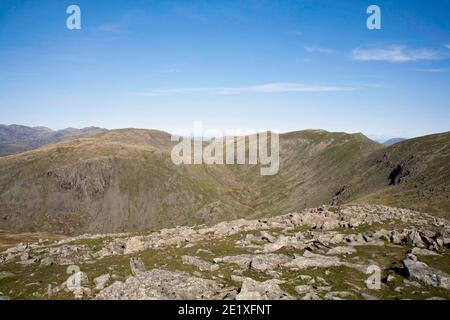 Der Grat, der vom alten Mann von Coniston in Richtung führt Swirl wie von Dow Crag aus gesehen Lake District Coniston Cumbria England Stockfoto