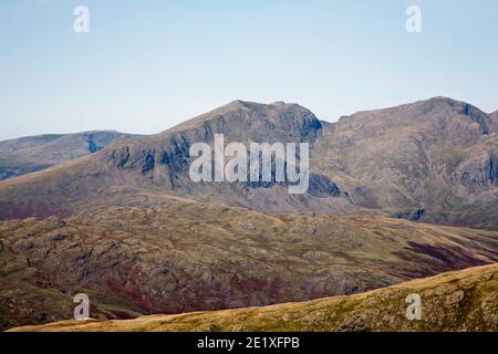 Scafell Pike und Scafell vom Goat's Hawse zwischen Dow Crag und der alte Mann von Coniston Lake District Cumbria England Stockfoto