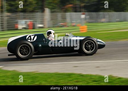 Imola Italien - 20. Oktober 2012: Unbekannte fahren den Cooper T45 während des Trainings auf Imola Circuit bei der Veranstaltung Luigi Musso Historic GP 2012, Italien. Stockfoto