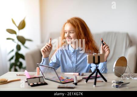 Rothaarige Teen Girl Aufnahme Ihrer Schönheit Blog, Wahl Lipstick Stockfoto