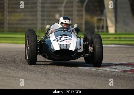 Imola Italien - 20. Oktober 2012: Unbekannte fahren den Cooper T45 während des Trainings auf Imola Circuit bei der Veranstaltung Luigi Musso Historic GP 2012, Italien. Stockfoto