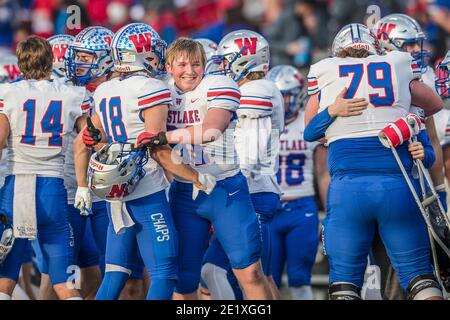 Katy, Texas, USA. Januar 2021. Teamkollegen von Austin Westlake feiern am Rande des Texas University Interscholastic League (UIL) Class 6A Division 1 im Halbfinale zwischen den Austin Westlake Chaparrals und den Galena Park North Shore Mustangs im Legacy Stadium in Katy, Texas. Austin Westlake besiegte Galena Park North Shore 24-21. Prentice C. James/CSM/Alamy Live News Stockfoto