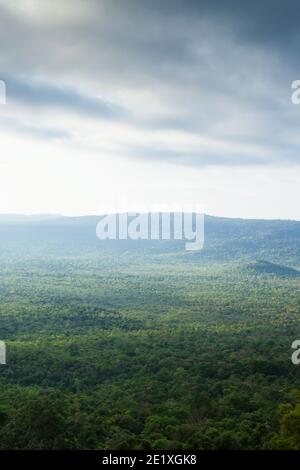 Luftaufnahme des Ta Phraya National Park am Regenmorgen, magischer tropischer Wald, wolkig bedeckte Bergkette, Thailand und Kambodscha Grenze. Stockfoto