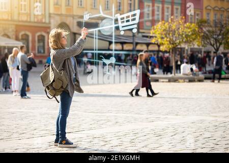 Augmented Reality im Marketing. Frau Reisende mit Telefon. Navigation auf der Projektion des Displays Stockfoto