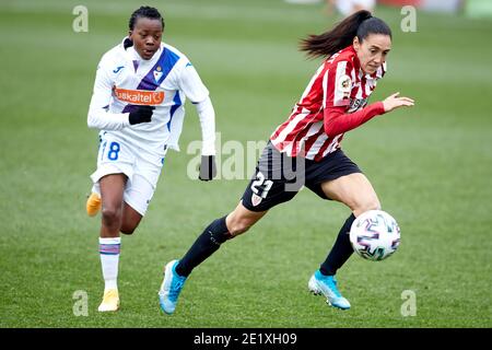 Bilbao, Spanien. Januar 2021, 06. Vanesa Gimbert von Atletic Club duelliert sich während des La Liga Iberdrola Spiels mit Thembi Kgatlana von SD Eibar um den Ball Stockfoto