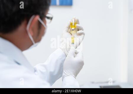 Covid-19 Impfstoff, Arzt, Krankenschwester, Wissenschaftler, Forscher Hand in Handschuhe halten Grippe, Masern, Coronavirus-Impfstoff-Krankheit Vorbereitung, Medizin und Medikament c Stockfoto