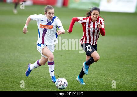 Bilbao, Spanien. Januar 2021, 06. Arola Aparicio von SD Eibar duelliert sich während des La Liga Iberdrola Spiels mit Vanesa Gimbert vom Atletic Club um den Ball Stockfoto