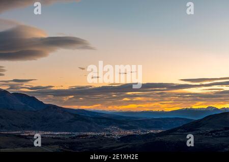 Farbenprächtiger Sonnenuntergang über den Bergen in Esquel, Patagonien, Argentinien Stockfoto